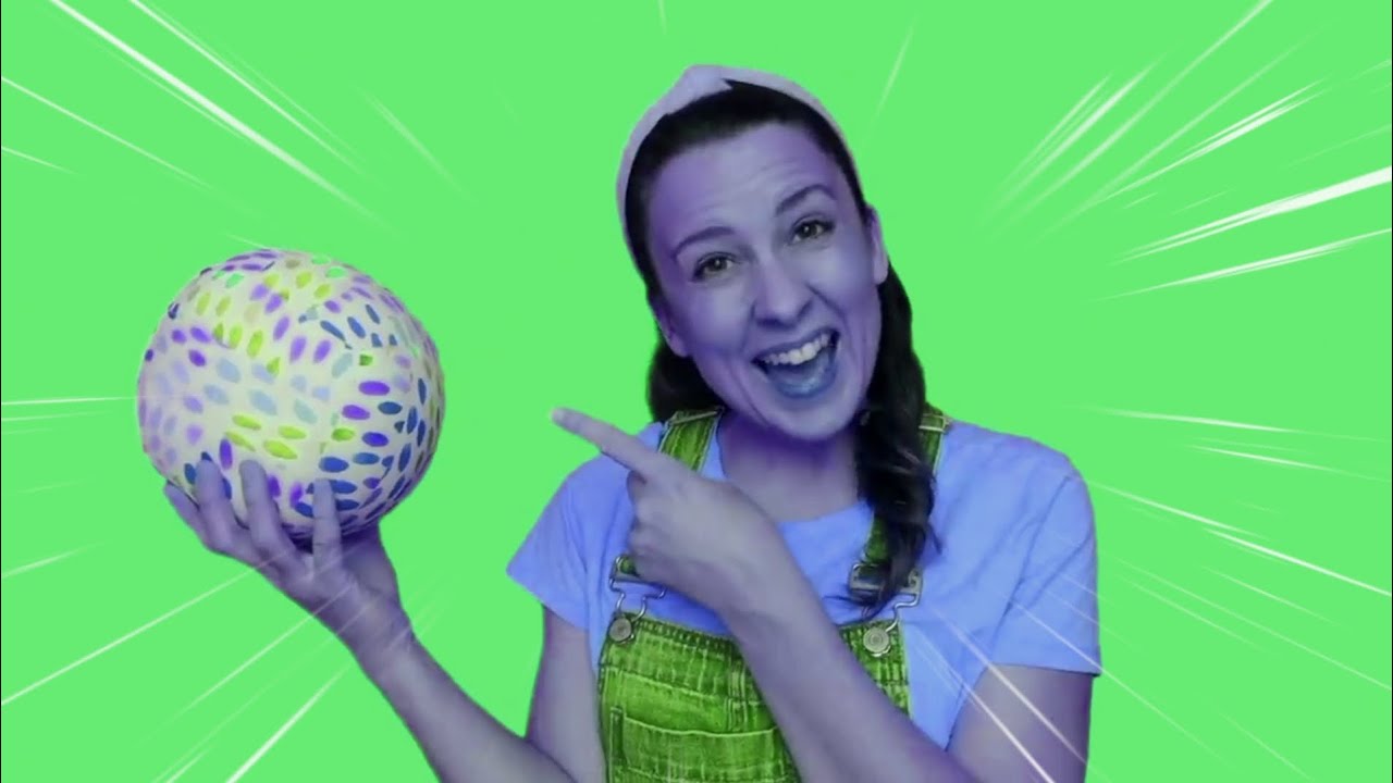 MS RACHEL Holding The Ball And She Throw The Ball ⚽ And Catch It 