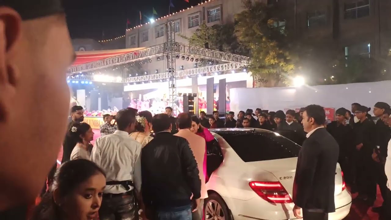 Karishma Kapoor in St Columbus school the chief guest 2022