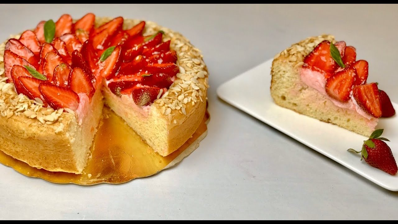 الكيكة العجيبة الاسفنجية 😍محشية بكريمة الفراولة 🍓 طعمها خياااااال و لا يقاوم