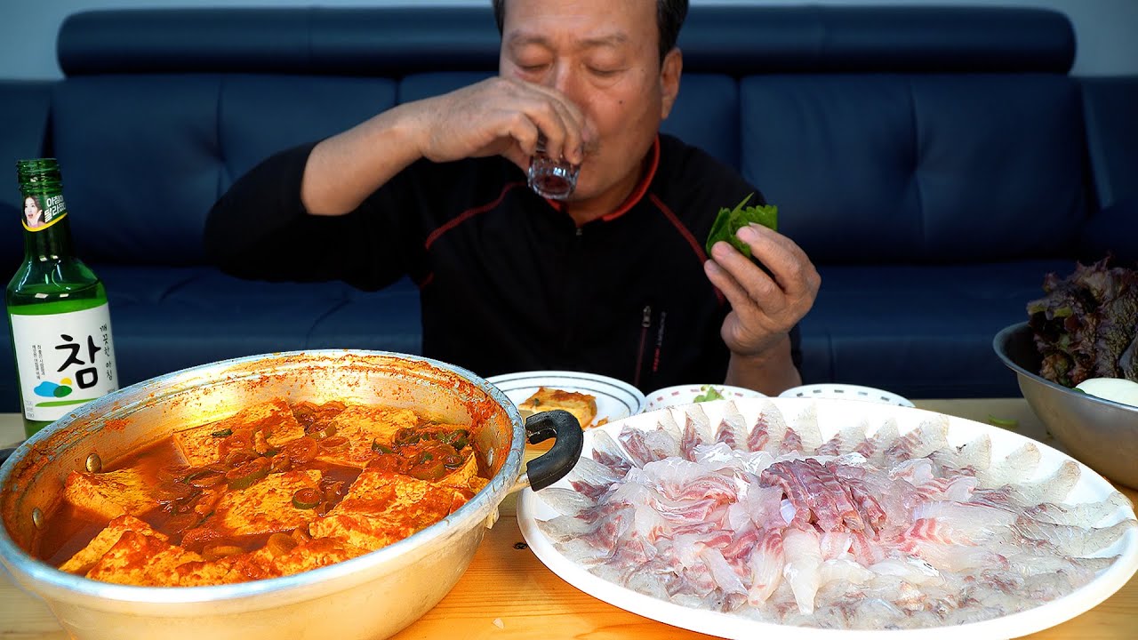 Нарезанный сырой морской окунь и тушеное мясо тофу с кулинарным шоу Soju - Mukbang.
