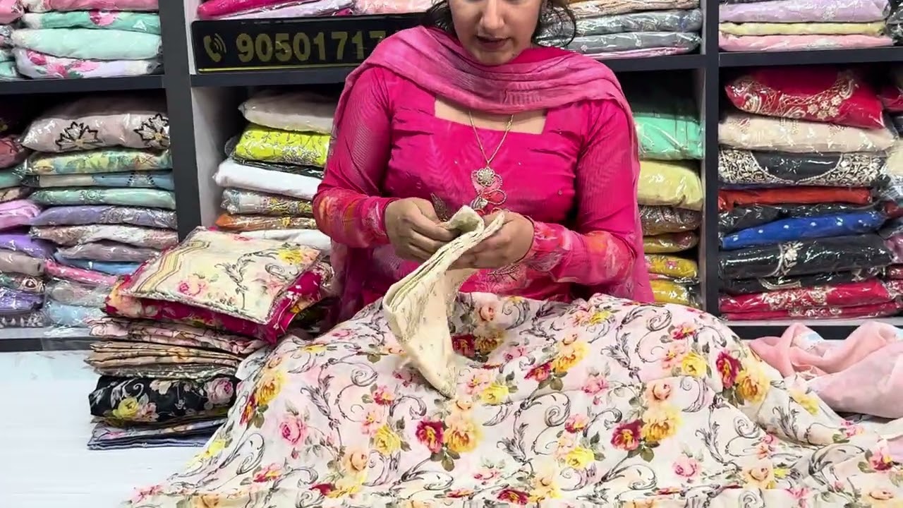 895 में बहुत प्यारा suit 🤩सभी variety मिलेगी pariranisuits sonipat पर 👉9050171718🙏🏻