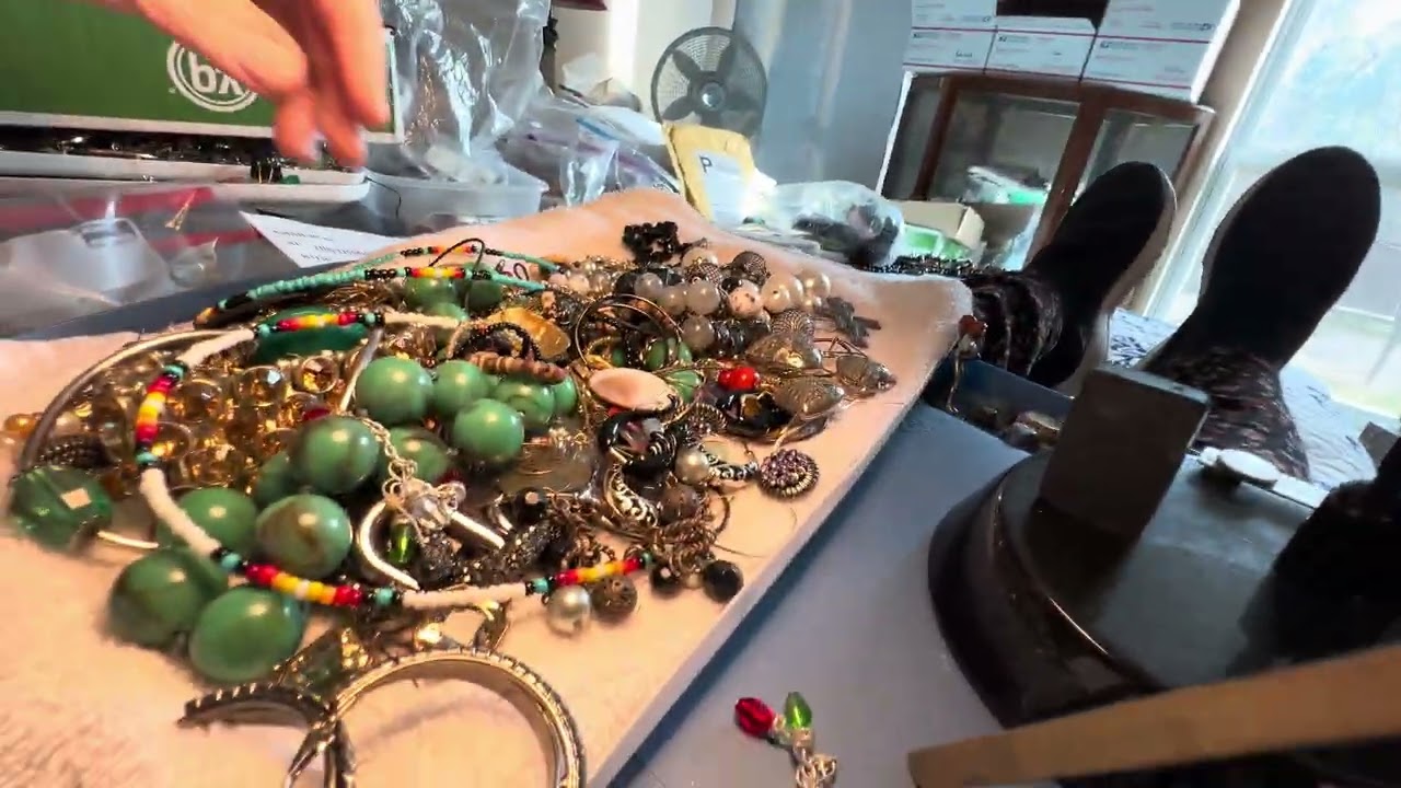Jewelry sale : Beautiful Vintage, Beautiful Costume Jewelry