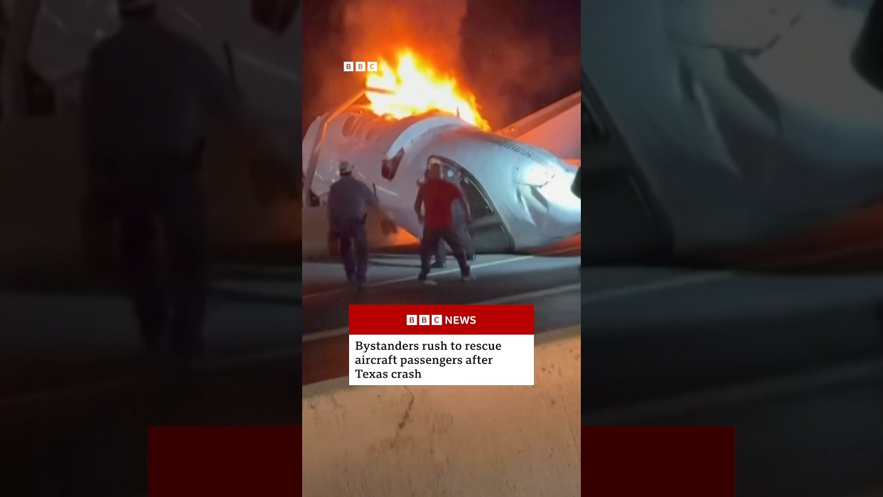 Bystanders help rescue people&nbsp;from plane crash in Texas. #BBCNews
