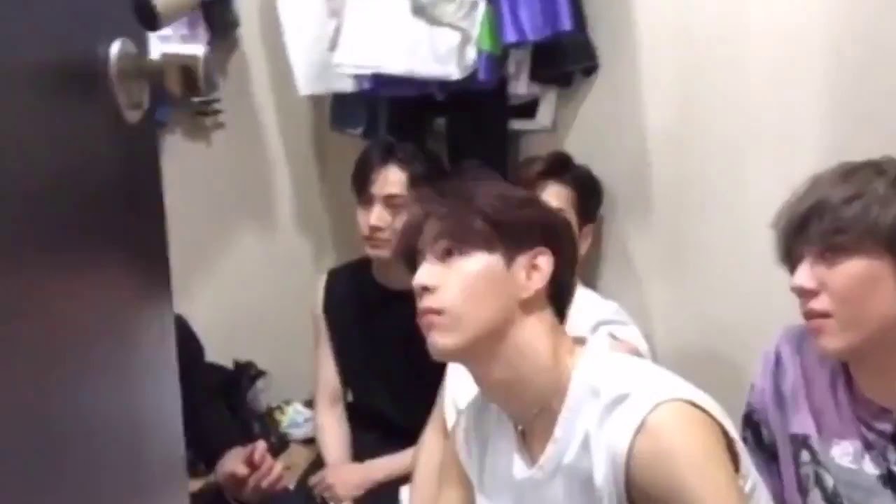 GOT7 TIRED WITH JYP STAFF (they interupt vlive, so rude!!)