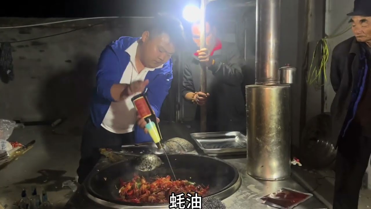 四十斤龙虾鑫磊亲自下厨蒜蓉麻辣都安排上！涛哥又拿来生蚝祝贺！ #我的乡村生活 #乡村味道