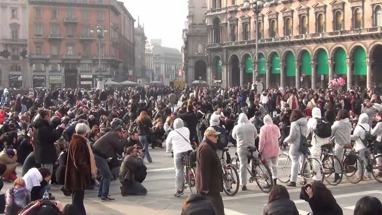 Flashmob 02/03/2013 Milano Piazza del Duomo circa 1000 persone