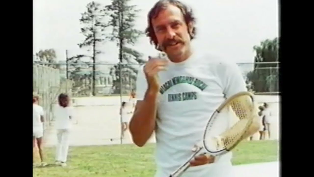 The forehand, a tennis lesson by Tony Roche and John Newcombe (edited in spanish)