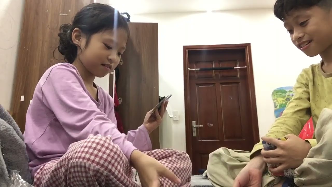 Bóc thẻ cầu thủ bóng đá cùng Hải Xinh