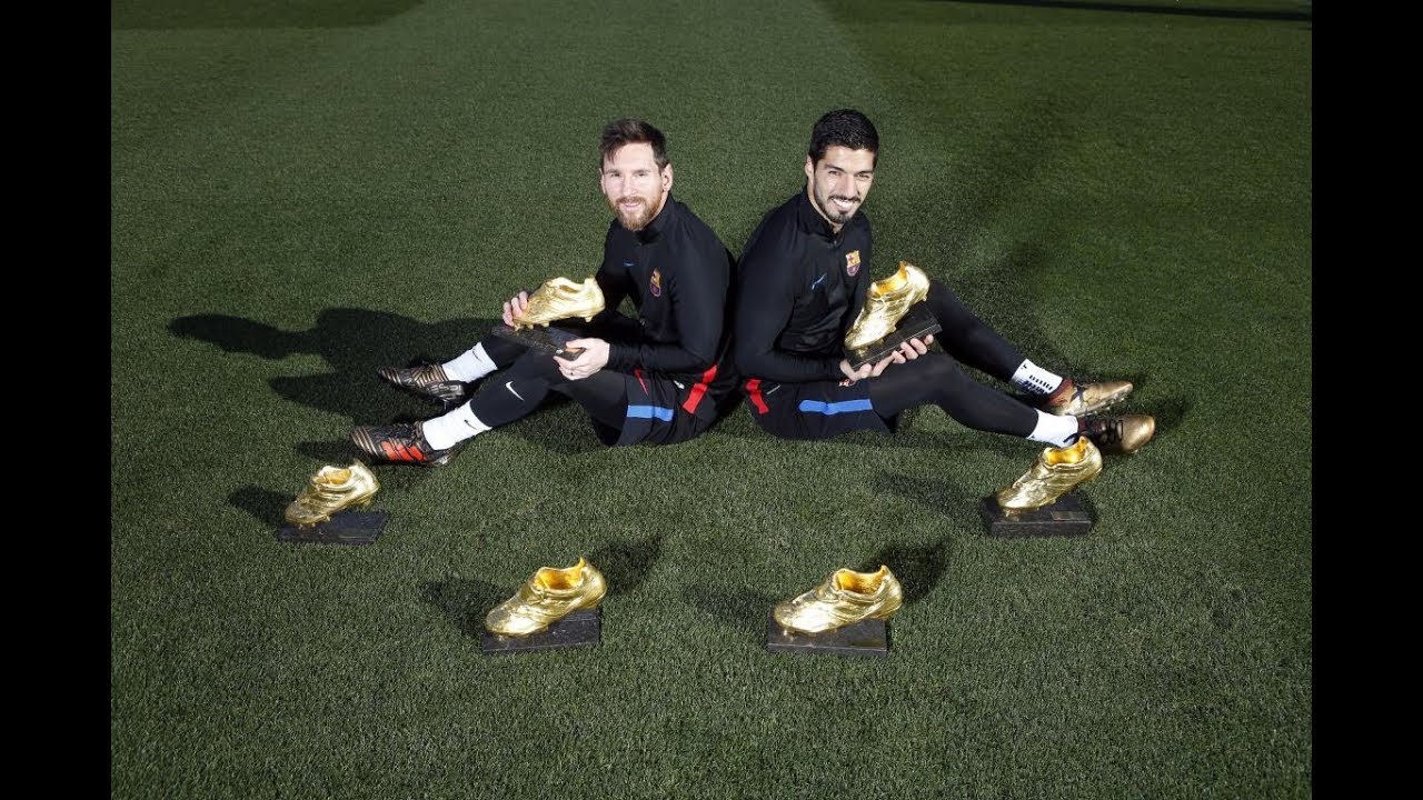 Messi & Su&aacute;rez pose with their Golden Shoe trophies