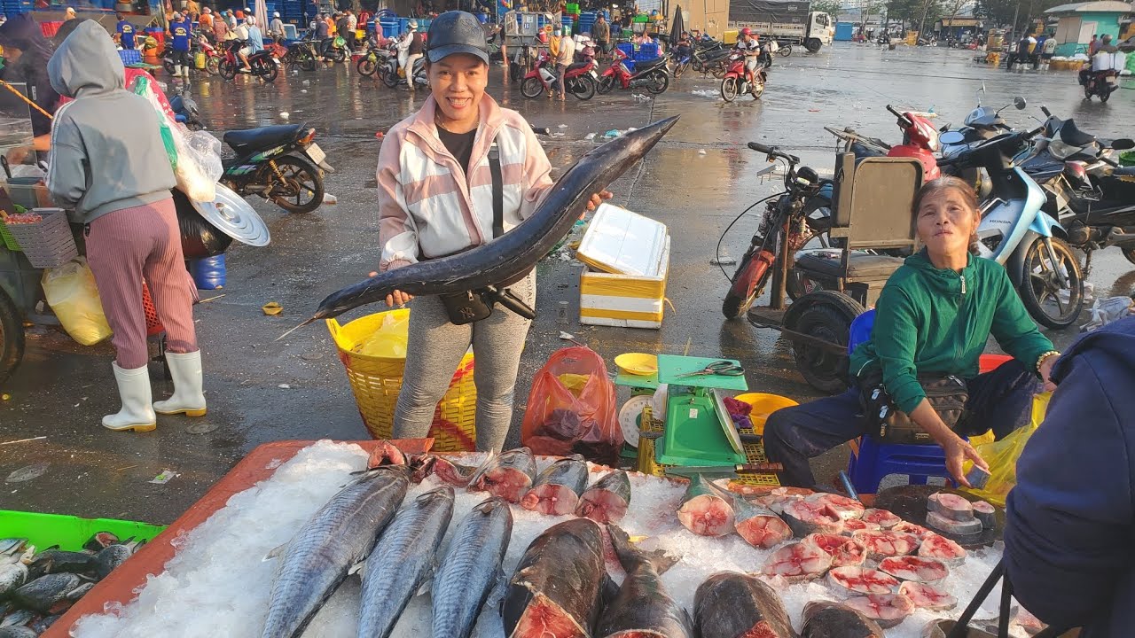 Chợ đầu mối b&igrave;nh điền s&aacute;ng thứ tư c&aacute; thu khỏng lồ gi&aacute; 150k c&aacute; linh gẻ b&egrave;o 15k c&aacute; m&ugrave;i 35k 