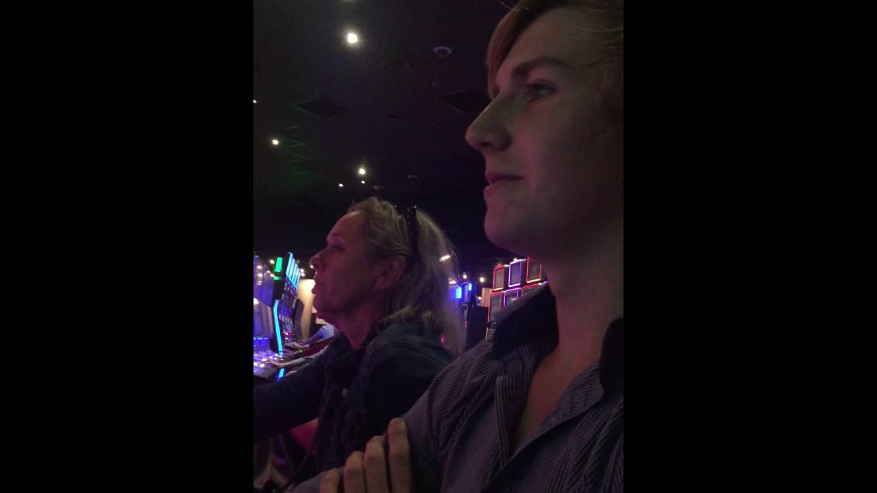 Lightning  Link  win $12.50Bets