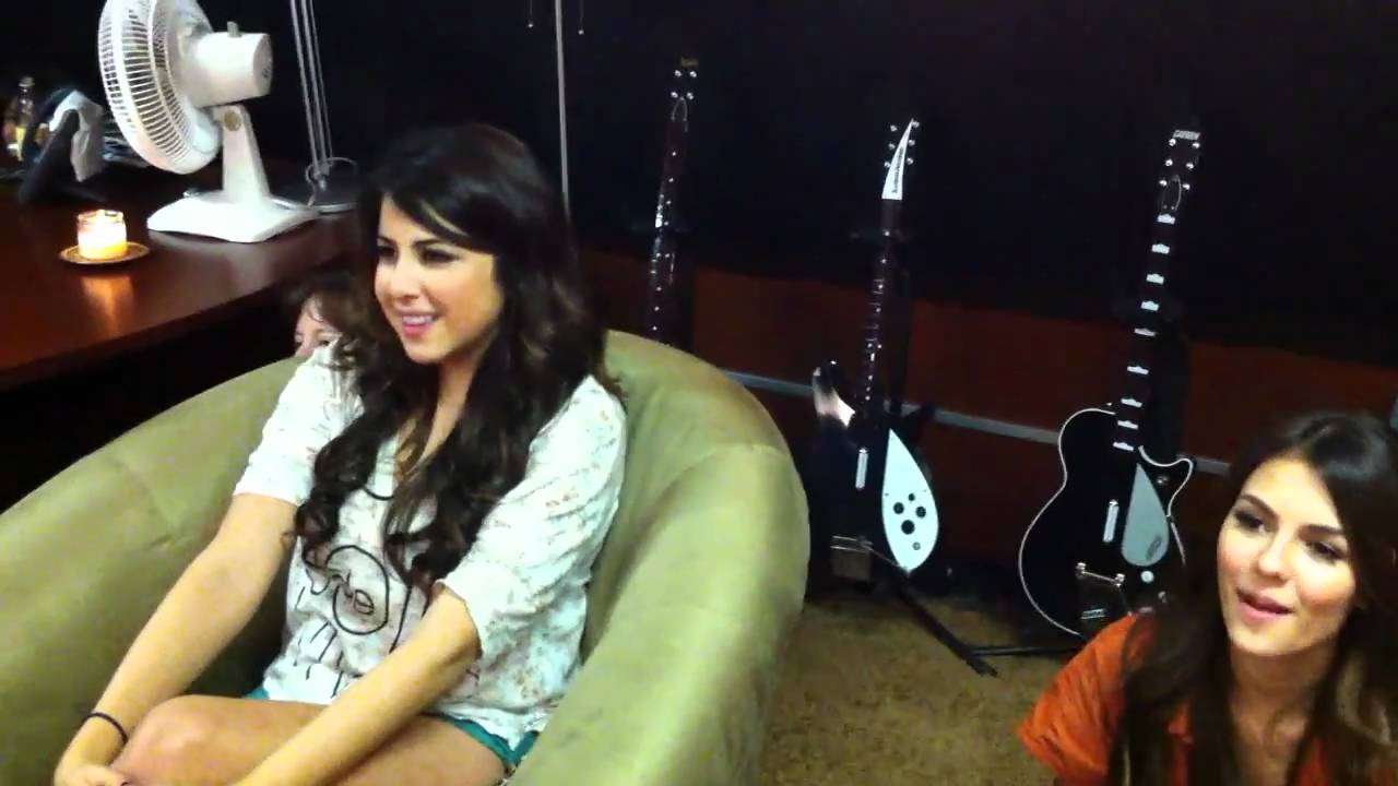 Victorious CAST Watches Freak The Freak Out VIDEO!