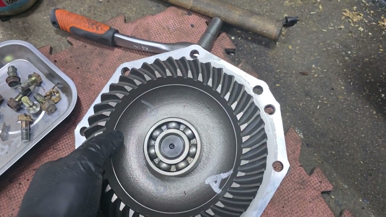Kubota T, GL, GT, Hinomoto CX jak wymienisz uszczelniacz przedniej zwrotnicy, koła. 