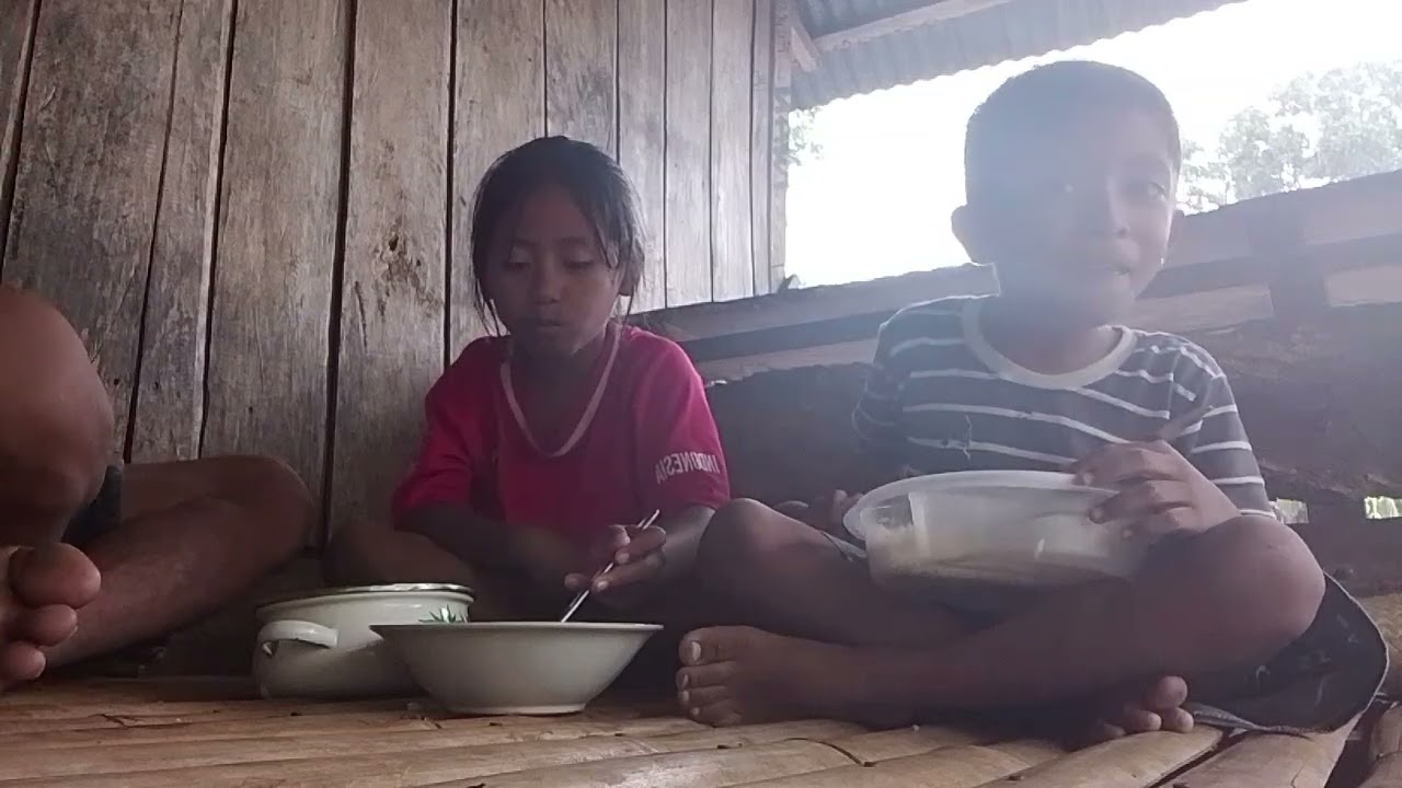 Makan bersama mereka pasti happy 