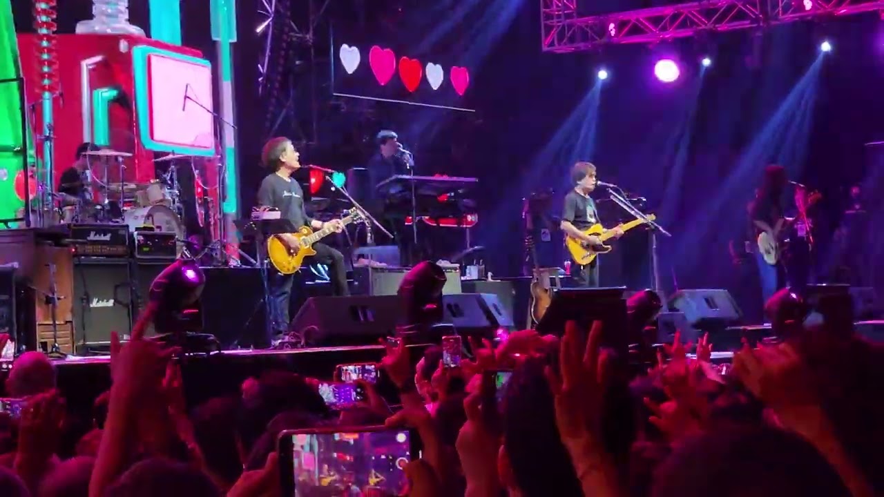9. MEDLEY ใจเย็นเย็น / บังอรเอาแต่นอน / I LOVE YOU / ตาอยู่ / ทุกข์ไม่เว้นวันราชการ / ข้าวเย็น