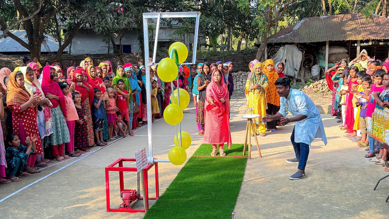আজবভাবে বেলুন ফাটানোর অসাধারন বিনোদনের চ্যালেঞ্জ দেখে আনন্দে মেতে উঠলো গ্রামের ছোট বড় সবাই