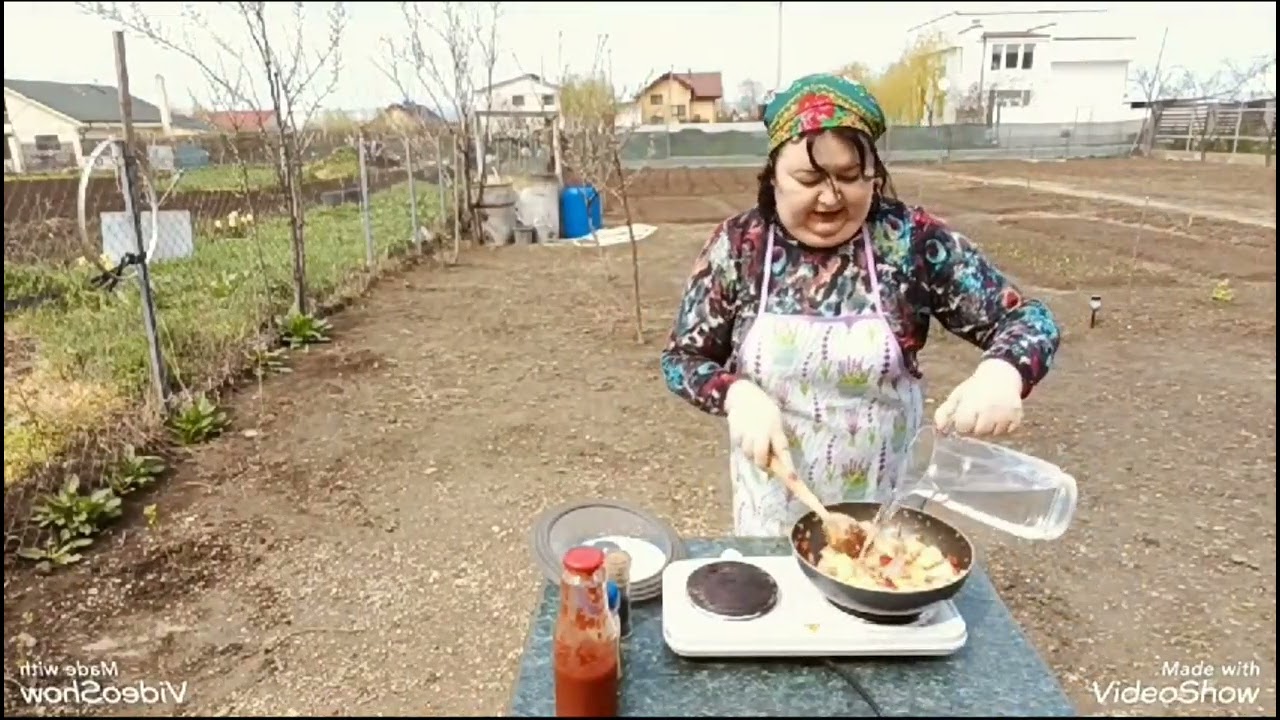 Am gătit o mancare de pe timpurile comuniste. Tocăniță de cartofi cu salam.