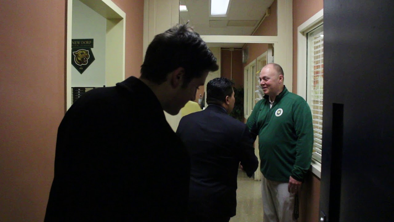 Hungerford student welcomes Chancellor Carranza to New Dorp High School