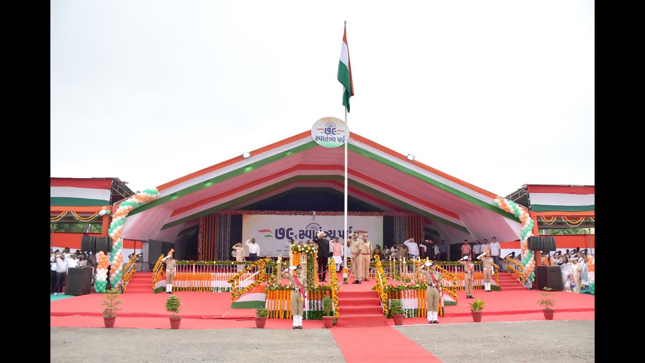 ૭૯મા સ્વાતંત્ર્ય પર્વની જિલ્લાકક્ષાની ઉજવણી | કલેક્ટરશ્રીએ સાવલી ખાતે રાષ્ટ્રધ્વજ ફરકાવી સલામી આપી