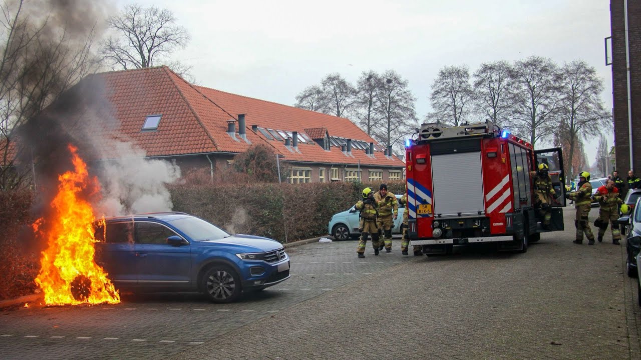 Brandweer Oss en Politie met spoed naar een autobrand aan de Gerrit van der Veenstraat in Oss