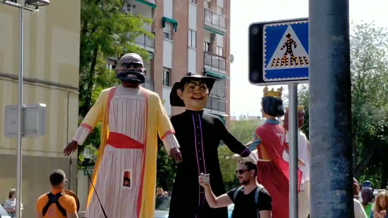 Gigantes y cabezudos Alcalá de Henares 2023 fiestas del distrito III CAP 2