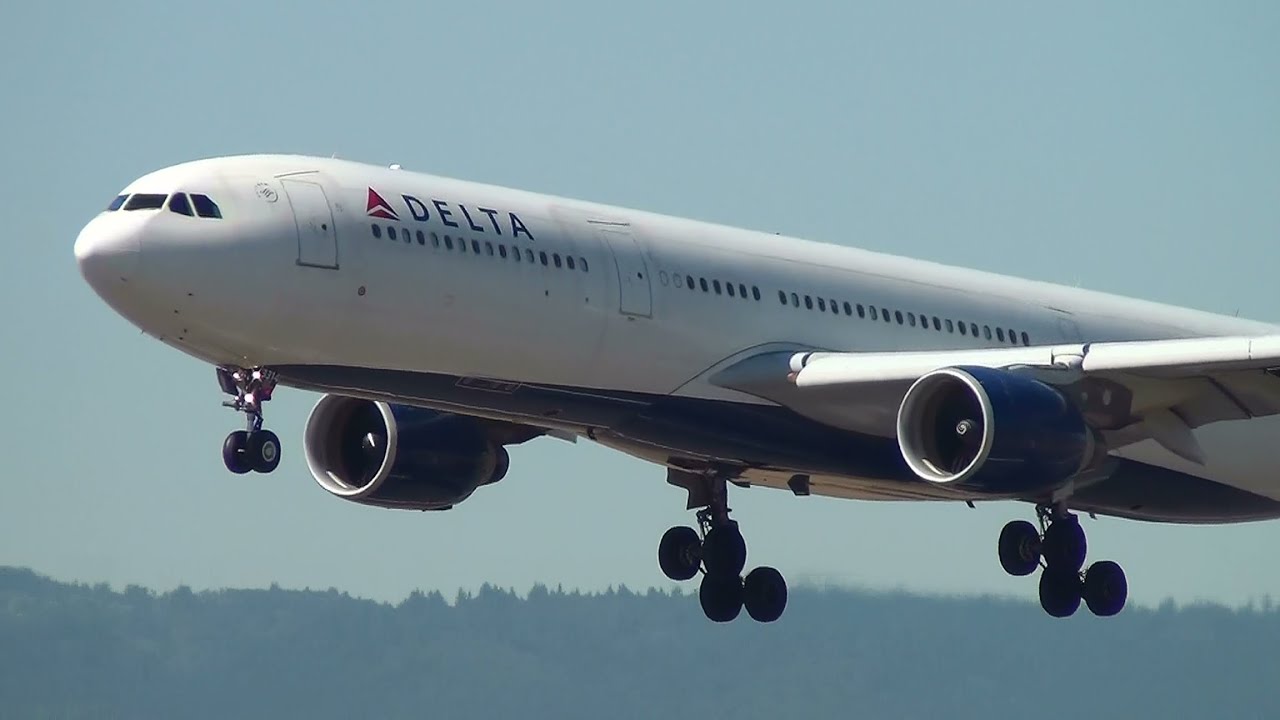 Delta Air Lines N814NW A330-300 Landing Portland Airport (PDX)