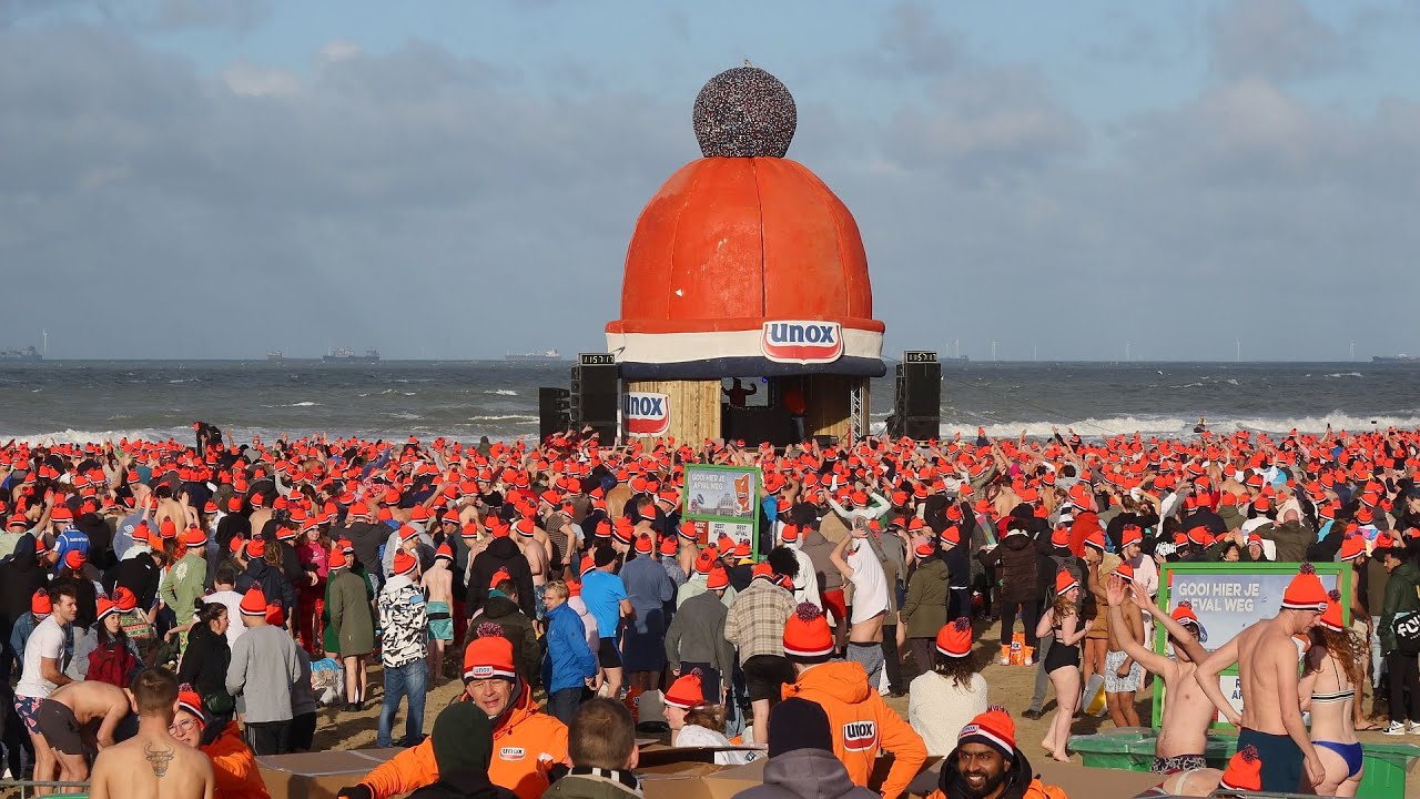 Sfeerimpressie nieuwjaarsduik Scheveningen 2024 vanaf de boulevard