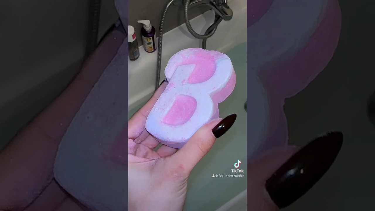 Kula do kąpieli BARBIE x Lush🩷 jak oceniacie efekt? 👀 #test #lush #bathbomb #shorts #barbie