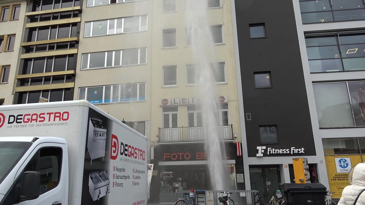 Exklusiv: 10 Meter hohe Wasserfontäne auf Bonner Marktplatz - Feuerwehr im Einsatz am 06.11.23