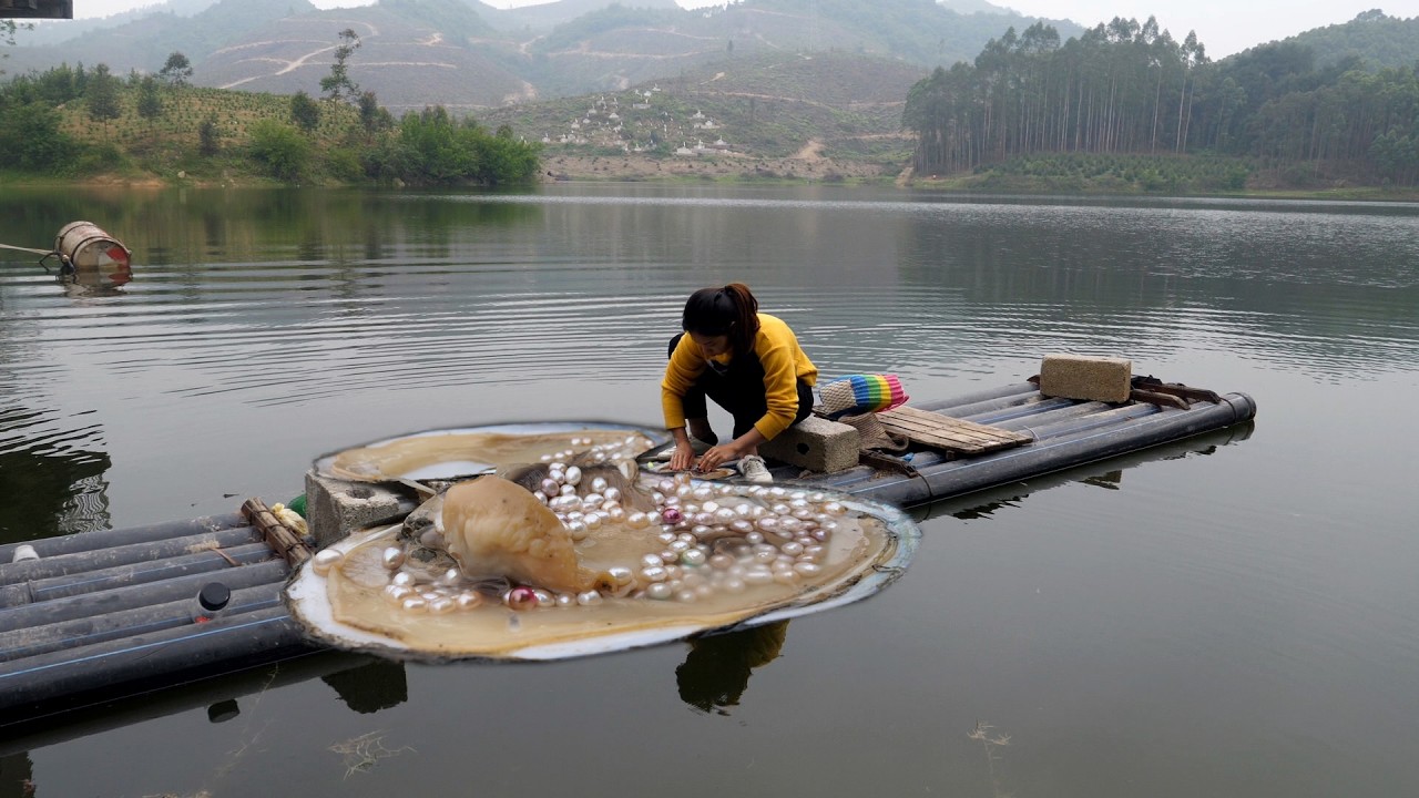 Beautiful women come to choose suitable pearl-producing areas, where pearl resources are abundant.