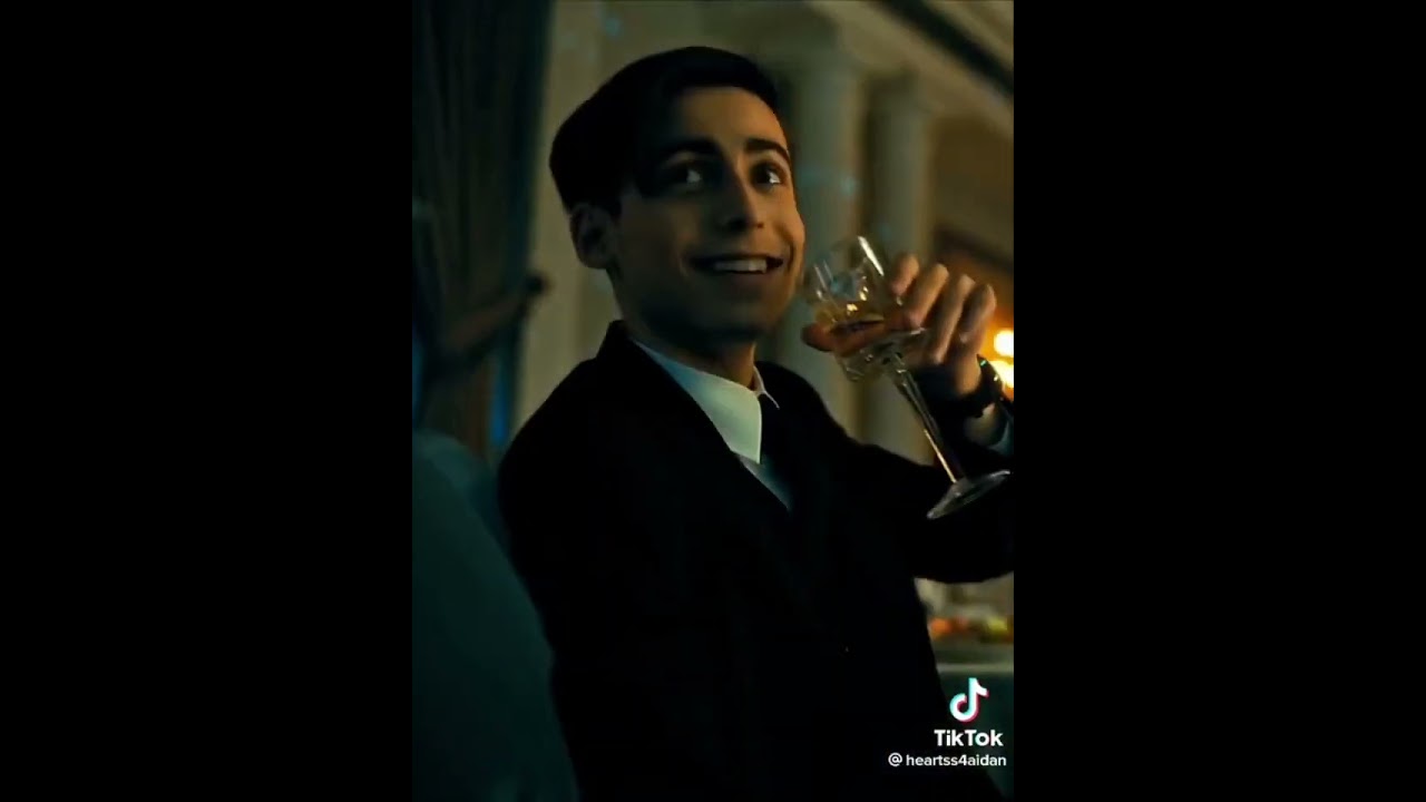 Five Hargreeves Complication (yes he is hot) II Who watched the umbrella academy☂?