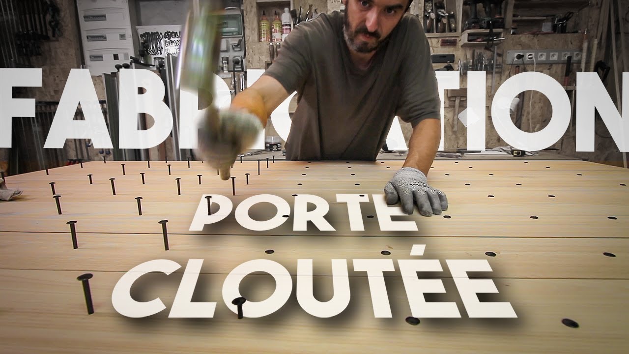 Porte cloutée à lames croisées
