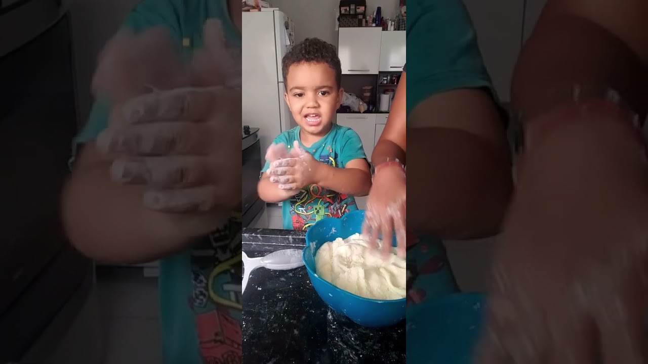 Fazendo bolachinha com o samuquinha 