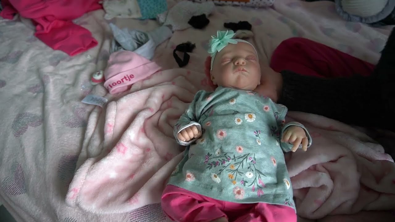 Floortje omkleden & Iets nieuws tevertellen #reborn #Jennefersreborns