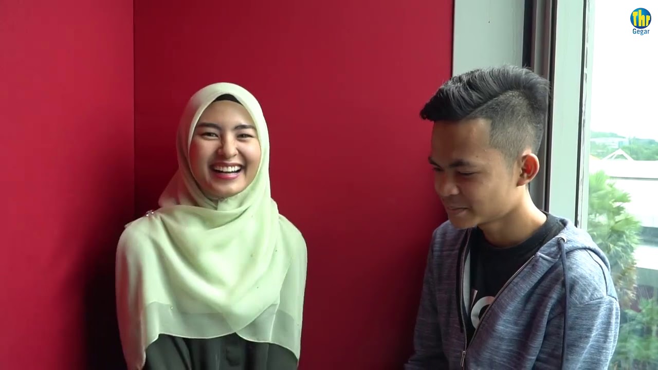 Wany Hasrita & Tajul main teka lagu.