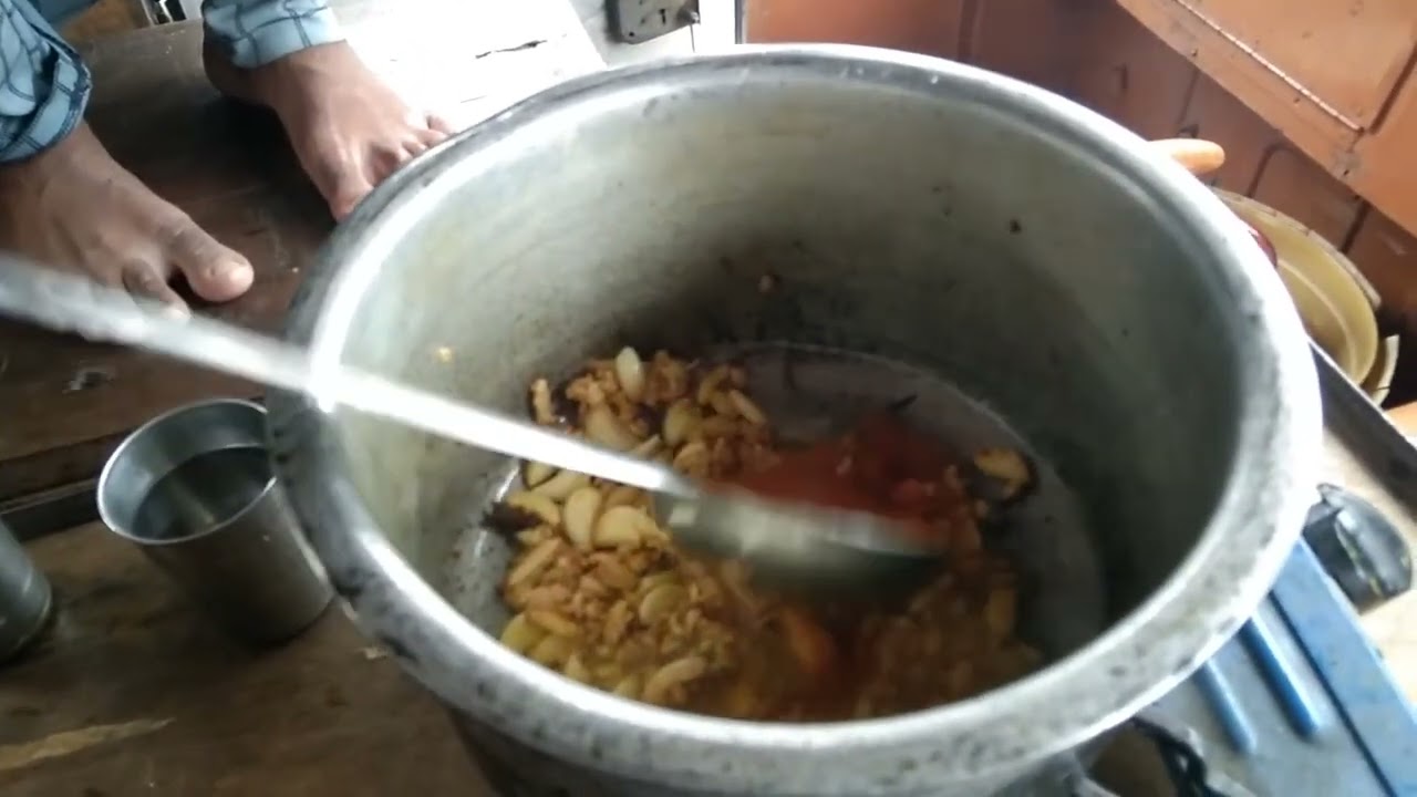 गाड़ी पर लहसुन कि चटनी बनाते हुए जो मुंद्रा पोर्ट पार्किंग में बना कर खाया बहुत अच्छा टेस्ट आया 