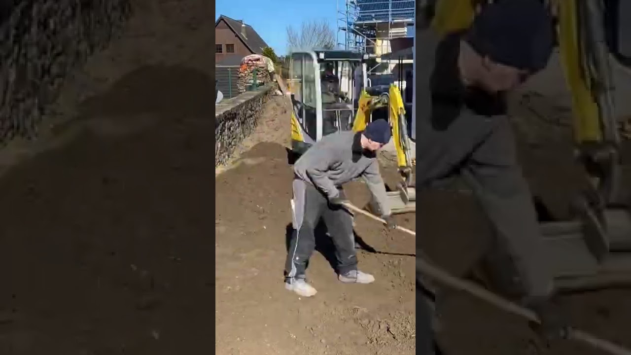 Mutterboden mit Bagger verteilen.