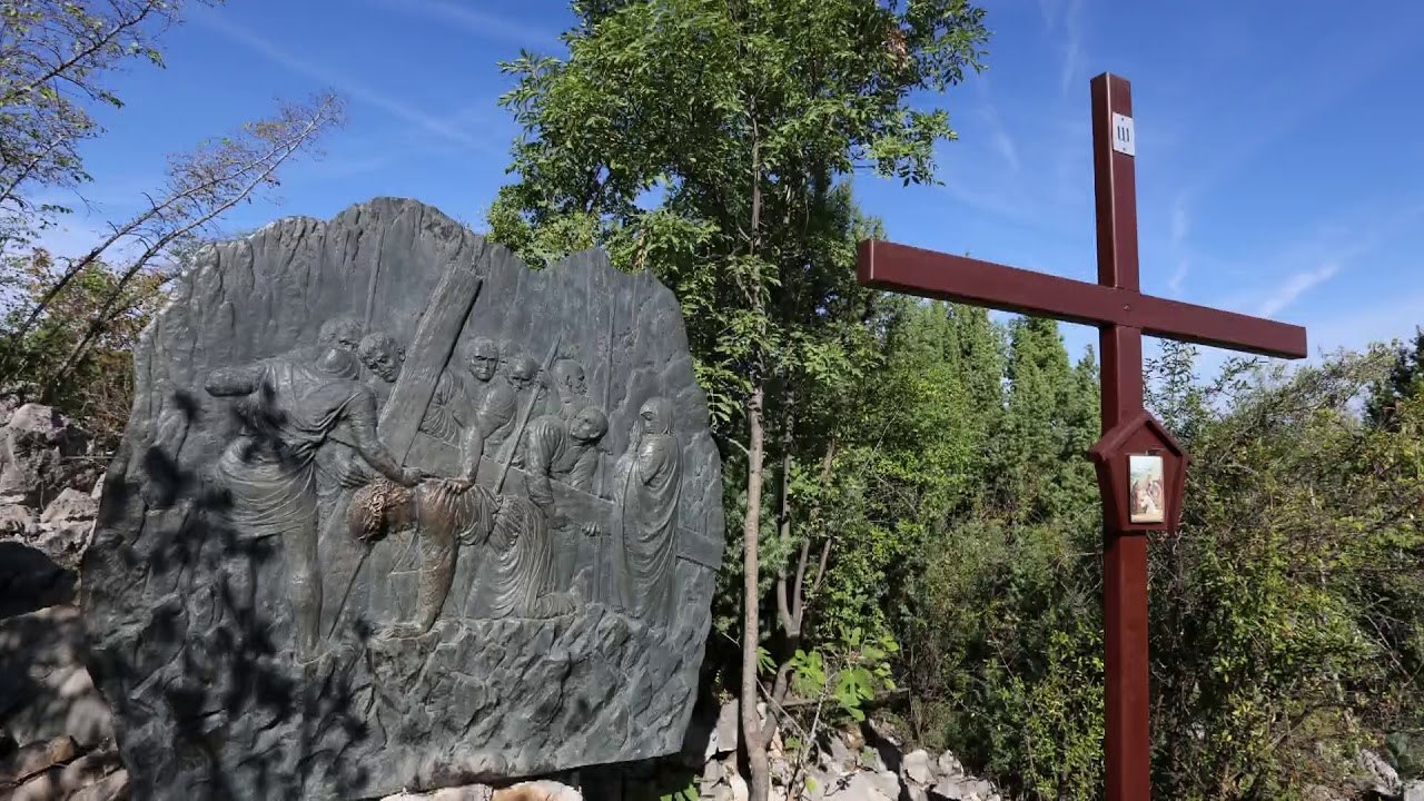 Subida al Monte de la Cruz rezando el Via Crucis.