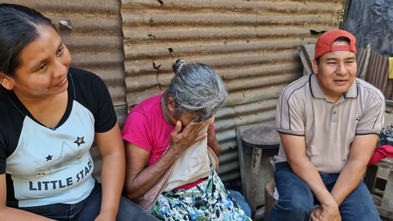 (Vamos hacerle su CASITA)😭su reacción fué llorar de la gran felicidad al oír esta NOVEDAD. 
