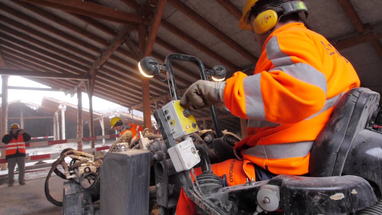 Simex PL 35.15 planer for skid steer loader - Milling deteriorated concrete floor in Zurich