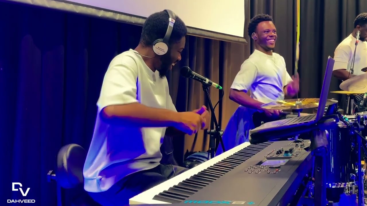 HOTTEST AFRICAN PRAISE MEDLEY ON YOUTUBE RIGHT NOW || PRAISE LEADER AND BAND WENT NUTS 🔥