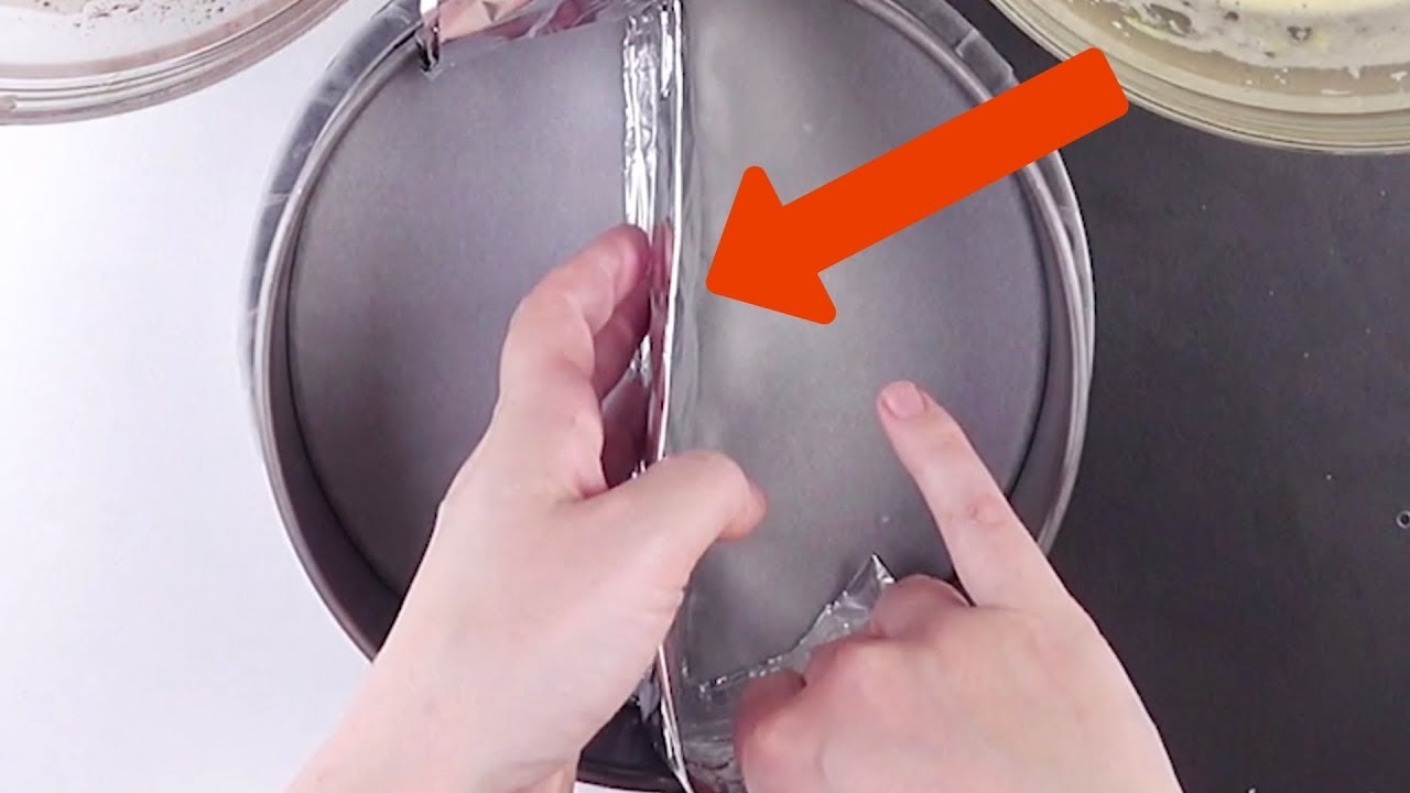 Dobre o papel alumínio e coloque-o no meio da forma. O motivo