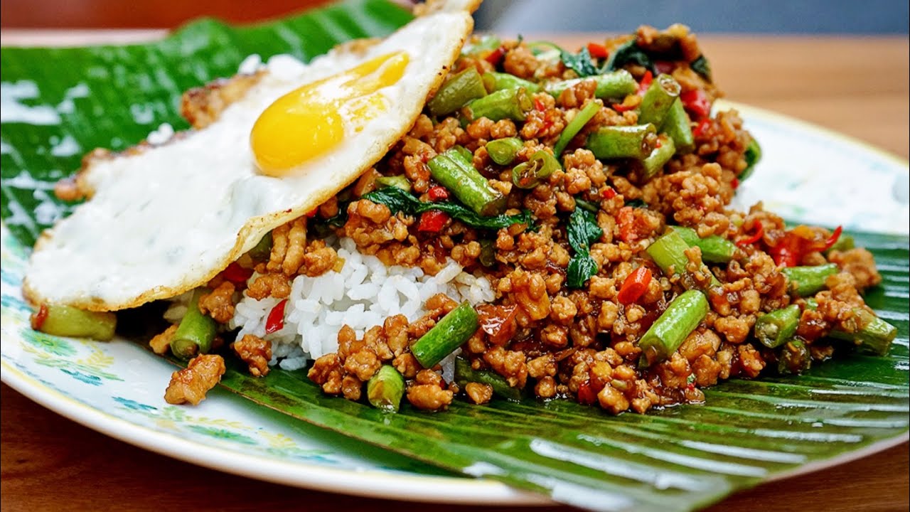 泰式打拋雞肉飯，上桌了！Thai Holy Basil Stir-fried chicken with rice (pad grapao gai)