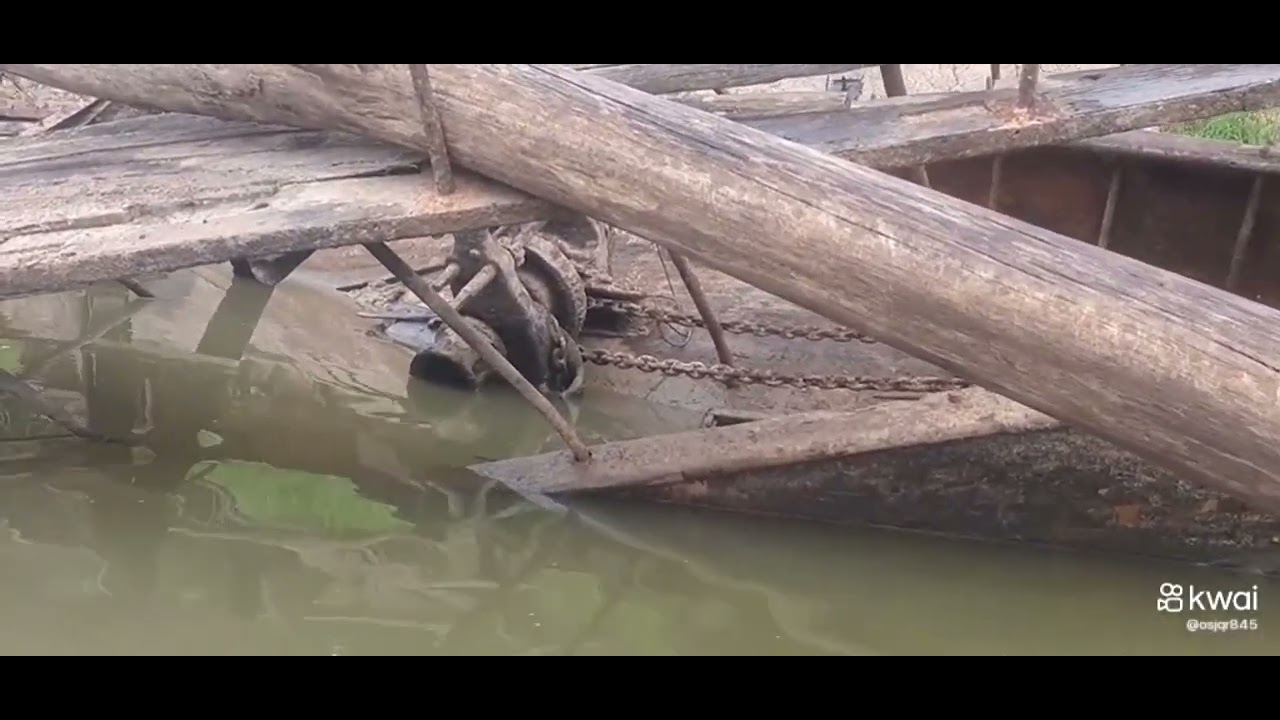 barco antigo  apareceu ap&oacute;s a seca na Amazonas