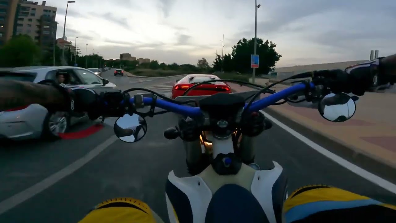 Hisqvarna te 125cc 2t vs Lamborghini  huracan 