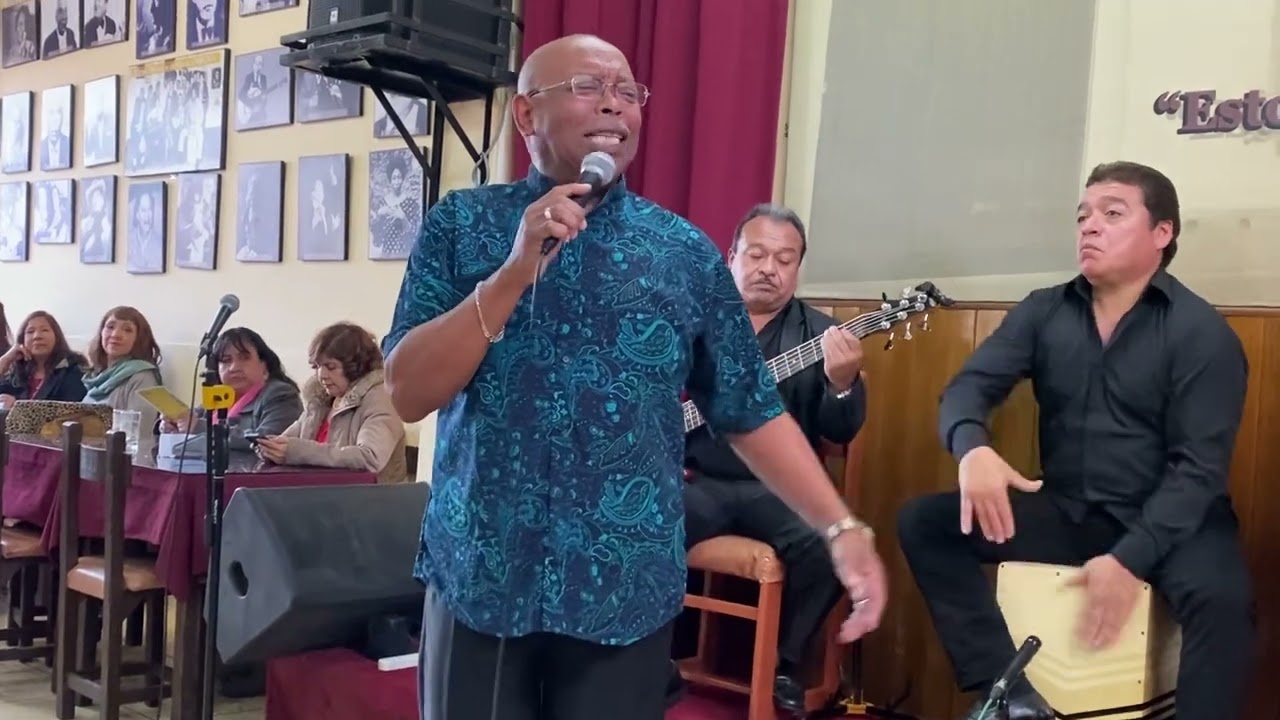 El error de un adiós (Alejandro Lara) canta Carlos Mosquera guitarra Julián Jimenez en el CSCM Breña