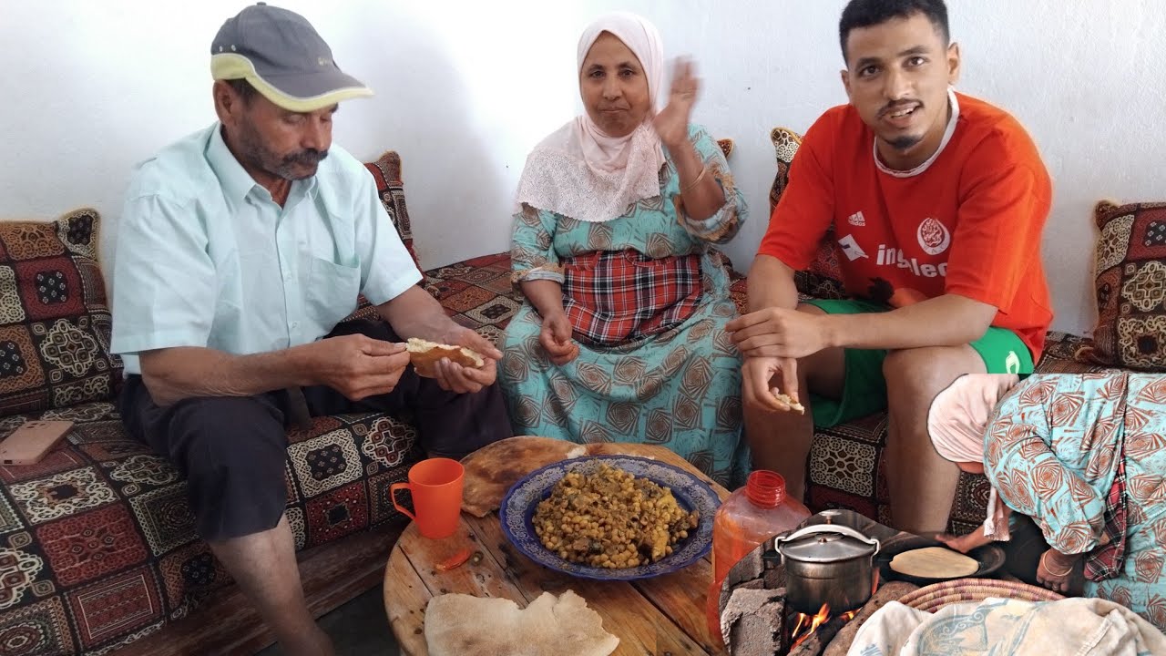 تقدمنا اخوتي وجدنا معاكم الكرعين الغنمي على الكانون 😋 مع خبز الفراح 👍الواليد عجبوا هد شي جا غاية 