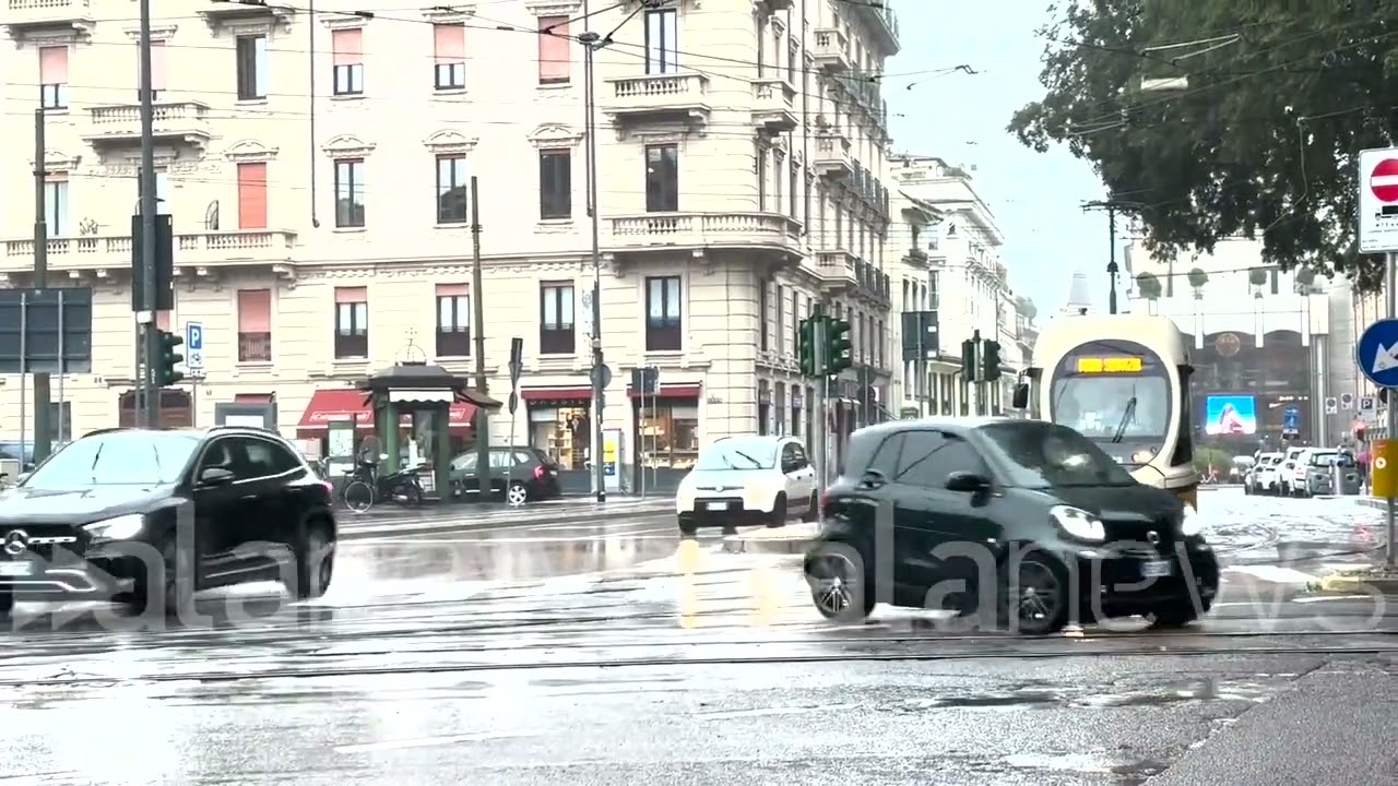 Maltempo a Milano, strade e metro allagate, esondano Seveso e Lambro