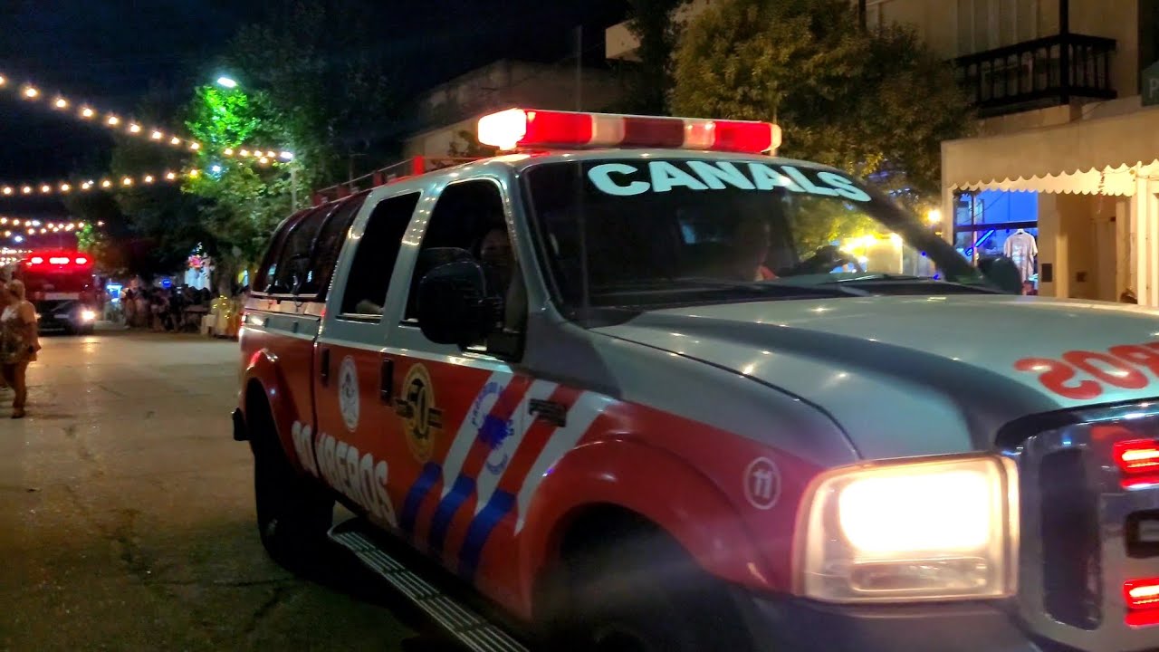 Bomberos abriendo paso al Pasacalle del Carnaval Móvil N°11 y Móvil 13