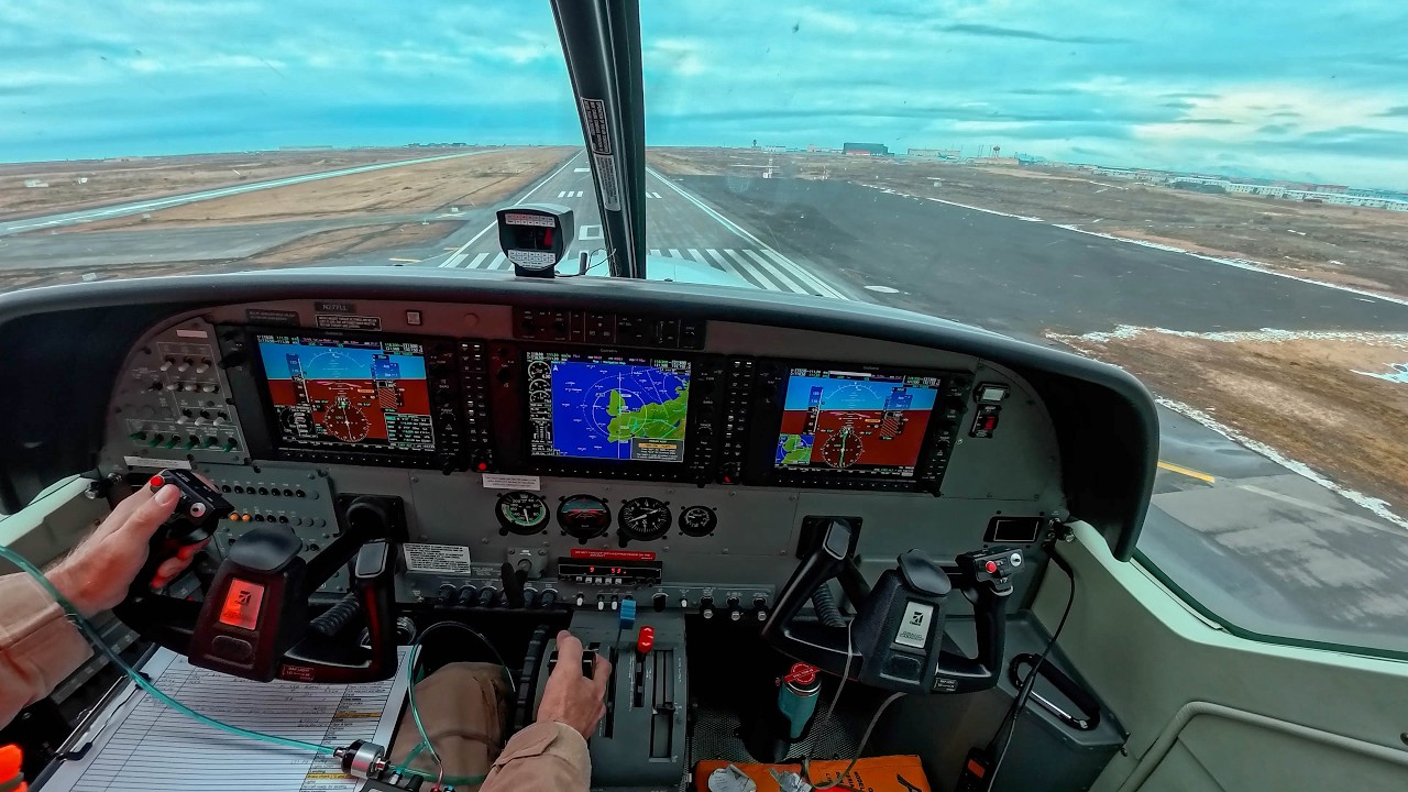 Turbulent landing in 40 knots wind at Keflavik, Iceland! 